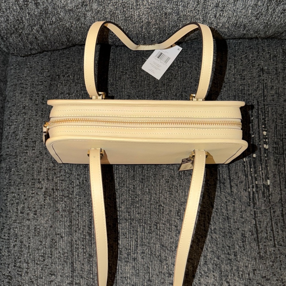 Coach Swing Zip Bag Full Size in Brass/Moonlight Glovetanned Leather NWT - Picture 3 of 16